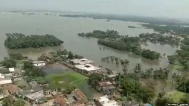 बाढ़ में डूबा इलाक़ा