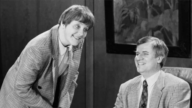 Machi 1995: Bi Merkel akicheka na waziri Horst Seehofer wakati wa mkutano wa baraza la mawaziri