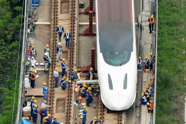 14日夜の揺れで脱線した新幹線の回送車両を線路に戻す作業が続く