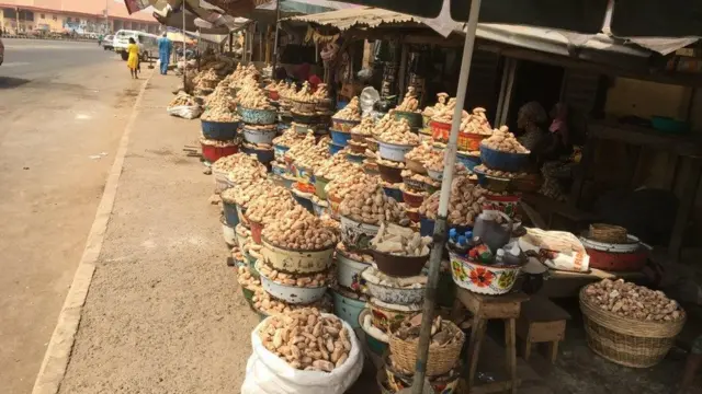 Ọja ti won ti n ta elubo pelu awon eniyan nunu oja - 31/1/2018