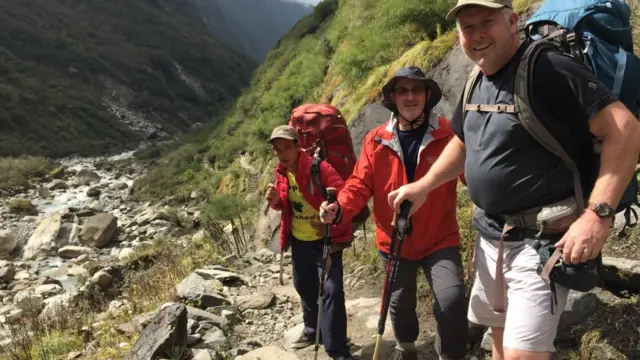 अन्नपूर्ण क्षेत्रमा दुई पदयात्री