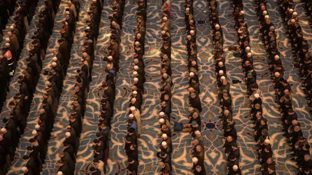 المصلين في صحن المسجد