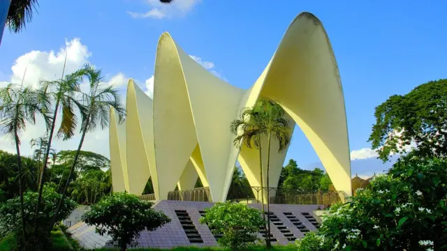 ঢাকায় তিন নেতার মাজার- বাংলার স্বাধীনতা-পূর্ব তিন রাজনৈতিক নেতা এ কে ফজলুল হক, খাজা নাজিমুদ্দিন এবং হোসেন শহীদ সোহরাওয়ার্দীর সমাধি