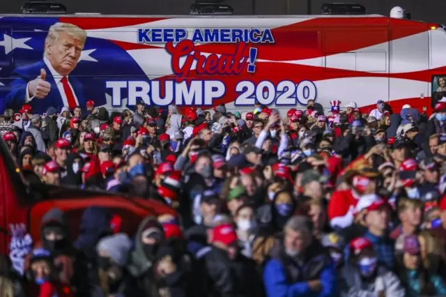 รถหาเสียงมีภาพทรัมป์