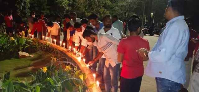 కొవ్వొత్తులతో ర్యాలీ