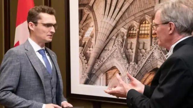 टॉम केमिक (बाएं)