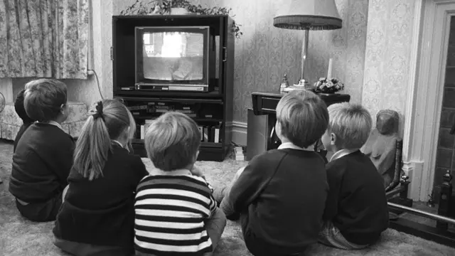 தொலை்ககாட்சி பார்க்கும் குழந்தைகள்