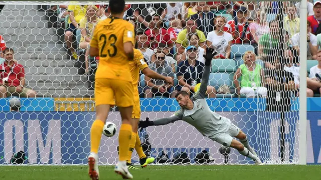 El balón supera a Ryan pese al esfuerzo del portero australiano.