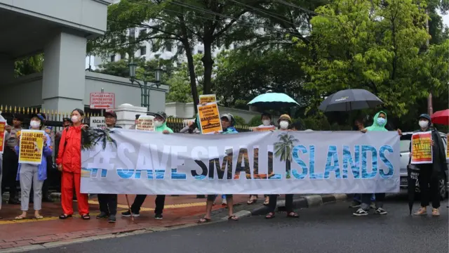 Sekelompok warga Sangihe berdemo di depan gedung Mahkamah Agung, Jakarta.
