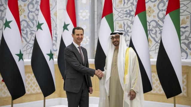 رئيس الإمارات محمد بن زايد مصافحا الرئيس السوري بشار الأسد