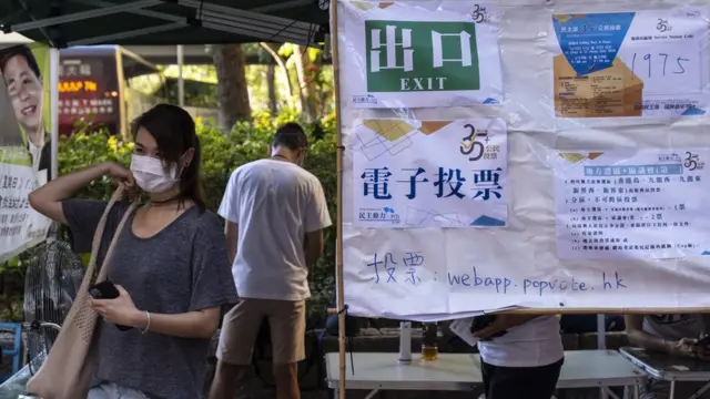 香港新界大埔一位女士离开民主派立法会初选投票点(12/7/2020)