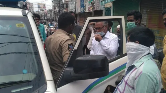 పోలీసుల అభ్యంతరం