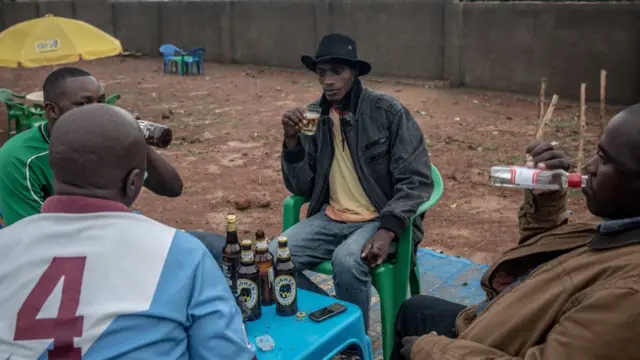 દારૂ પીતા લોકો