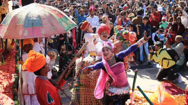 રાજસ્થાની ફૉક ડાન્સ કરતાં મહિલા અને લોકોનું ગ્રુપ