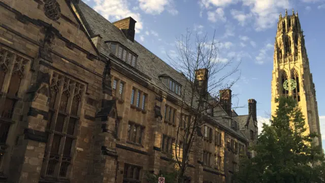 Edificio da Escolaaposta futebolCalhoun