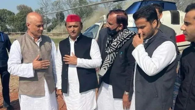 अमरोहा सीट पर कांग्रेस के उम्मीदवार सलीम ख़ान चुनाव से कुछ दिन पहले समाजवादी पार्टी में शामिल हो गए हैं