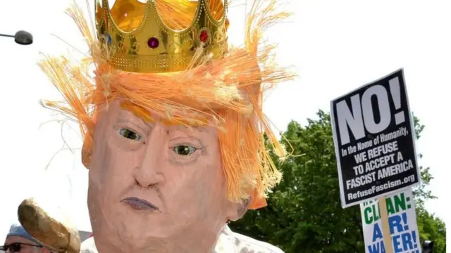 متظاهر يرتدي قناعا يشبه ترامب في واشنطن