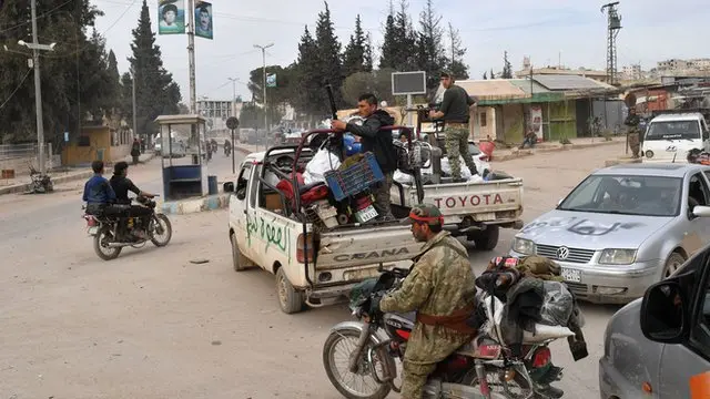 جنگجویان سوری مورد حمایت ترکیه وسایل نقلیه خود را با کالاهای غارت شده از فروشگاه ها پر می کنند.
