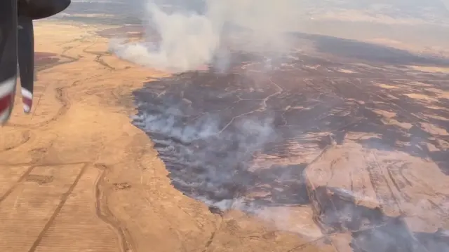 Foto tiradabetano app bônusaeronave mostra extensão do incêndio florestal (mancha escura à direita)