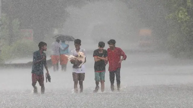 போர்க்கால அடிப்படையில் கேரளாவில் தற்காலிக மருத்துவமனைகள் : சுகாதாரத் துறை அமைச்சர் ஷைலஜா டீச்சர் 