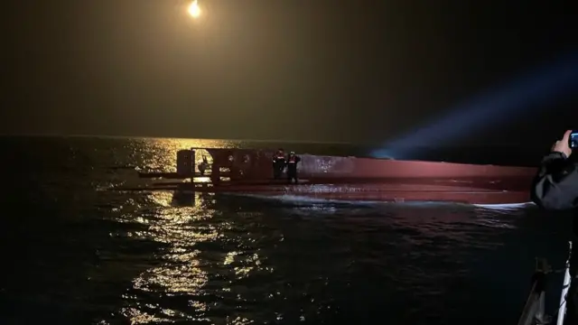 해경이 전복된 어선에 올라 실종자 확인을 위한 선체 수색 중에 있다 (목포해양경찰서제공)