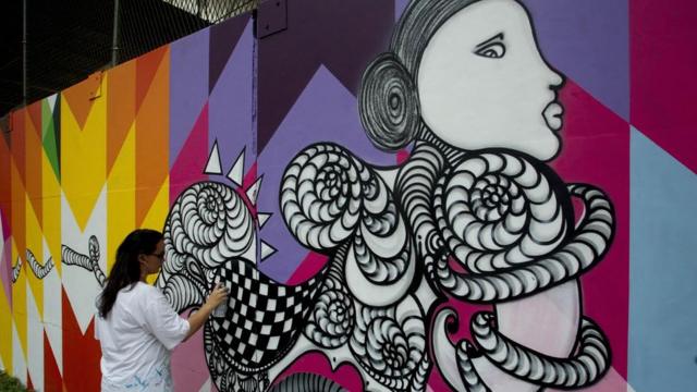 Bárbara Goys faz grafite em muro da cidade