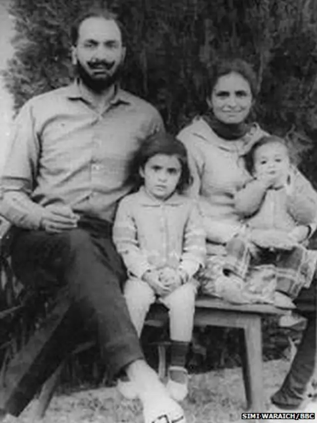 ਸਿਮੀ ਵੜੈਚ ਦੀ ਪਰਿਵਾਰ ਨਾਲ ਬਚਪਨ ਦੀ ਤਸਵੀਰ