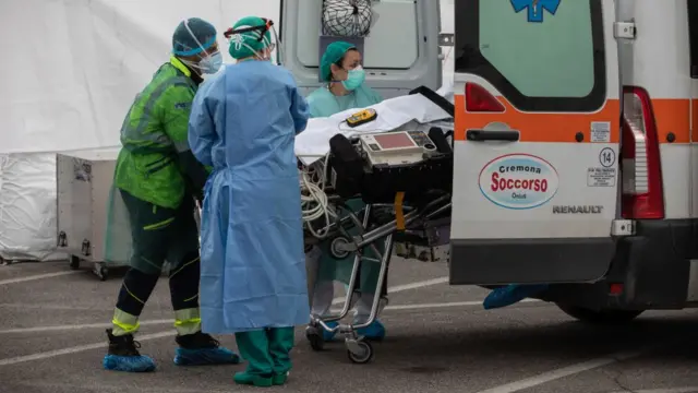 Ambulancia trasladando a un paciente con covid-19.