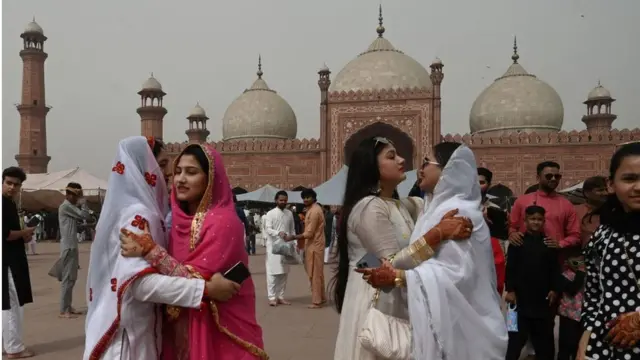 পাকিস্তানের লাহোরে বাদশাহী মসজিদে ঈদের নামাজের পর শুভেচ্ছা বিনিময় করছেন নামাজীরা