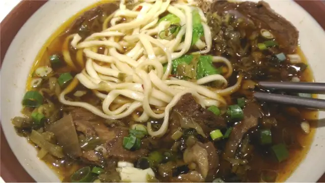 现在台湾的“川味”牛肉面有了新的风貌和传统一派分庭抗礼。