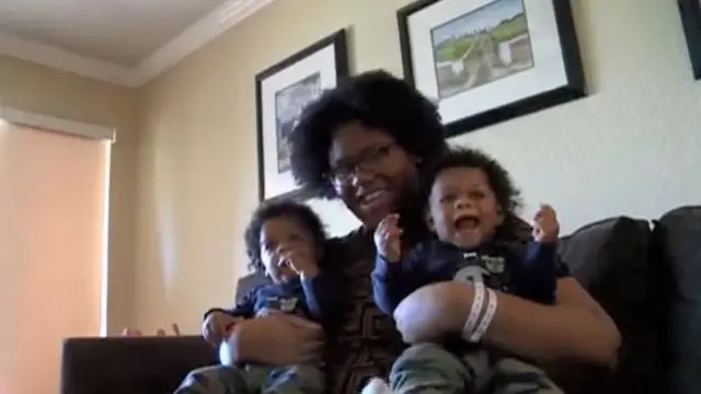 Alexzandria Wolliston, avec ses deux premiers jumeaux.