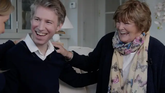 David, de Living DNA, revela los resultados de las pruebas de ADN a Anthea y a la genetista Julia Bell. Foto: Living DNA.