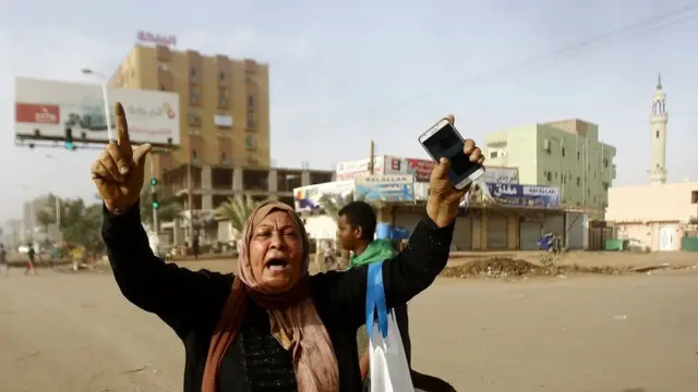 الشوارع خالية ومحال مغلقة،