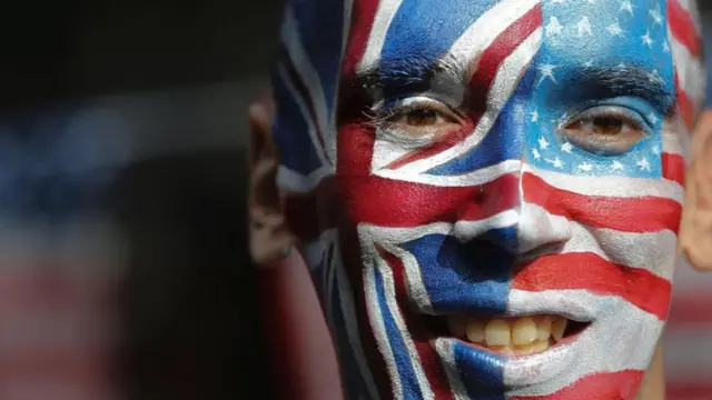 Чоловік з британським і англійським прапором на обличчі