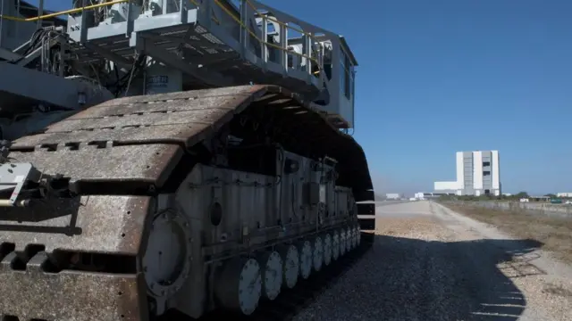 قد تصل السرعة القصوى للمجنزرة التي تحمل الصاروخ إلى ميل واحد في الساعة