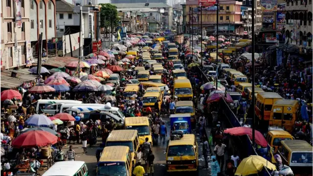 Aworan igboro pẹlu ọpọ ọkọ niluu Eko