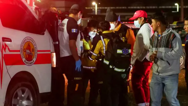 Las autioridades rescatan a los heridos luego de una estampida humana en Guatemala.