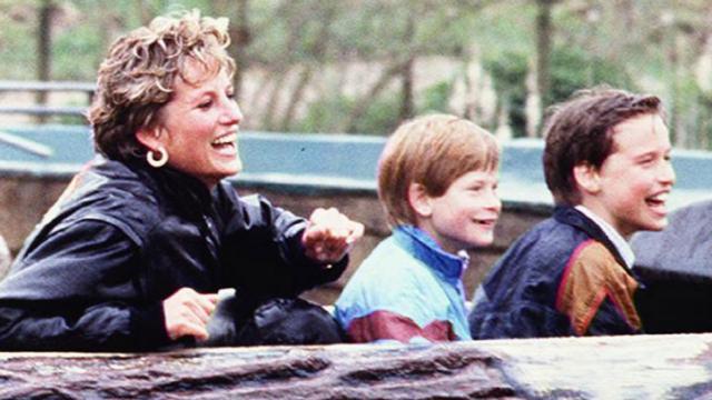 Diana, princesa de Gales, con sus hijos Harry y William.