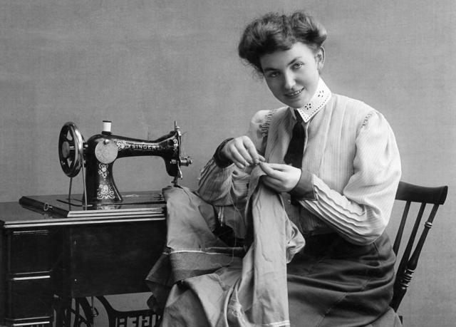 Una costurera usando la máquina Singer en 1907.