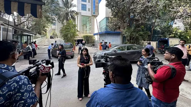 बीबीसी के मुंबई दफ़्तर के बाहर मौजूद मीडिया
