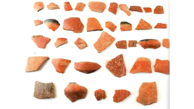 కుండ పెంకులు పెద్ద మొత్తంలో లభించాయి.