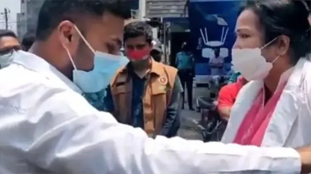 চেকপোস্টে কর্মরত নিরাপত্তাকর্মীদের সাথে ওই চিকিৎসকের বিতণ্ডার চিত্র