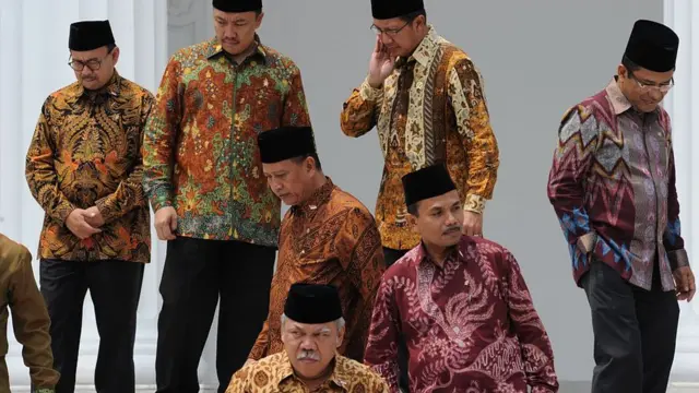Beberapa menteri Kabinet KErja mengenakan kemeja batik berbagai motif pada Oktober 2014 lalu di Istana Negara.