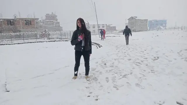 टिकटक बनाउँदै एक युवती