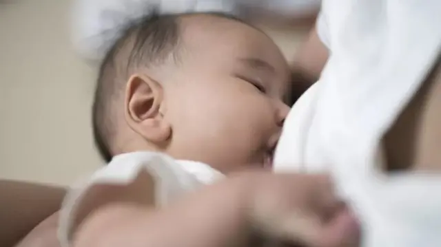 Bébé têtant le sein de sa mère.