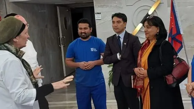 इजरेलमा कार्यरत नेपाली र रोजगारदातासँग छलफल गर्दै नेपाली राजदूत तथा दूतावासका कर्मचारी