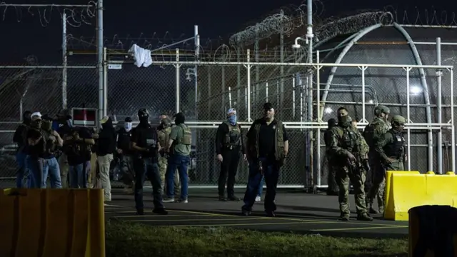 ኣብ ኒውዮርክ ዝርከብ ሓደ ምምሕዳራዊ ቤት ጽሕፈትን ማእከል መስርሕን ናይ ኢሚግሬሽንን ጉምሩክን (ICE) ኣመሪካ