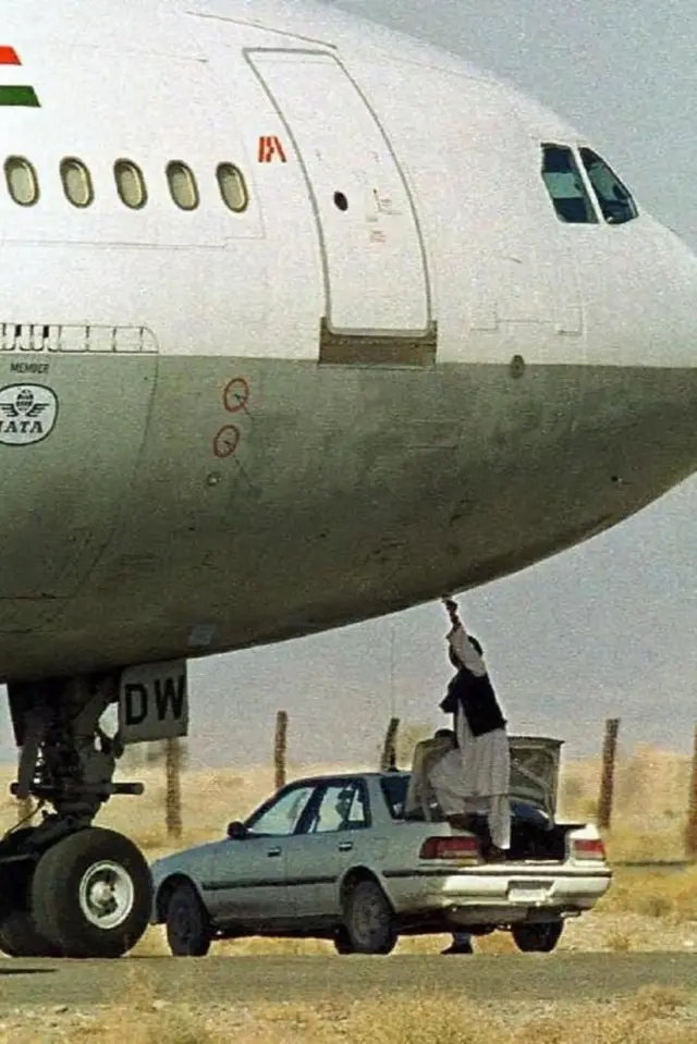 विमानाचं अपहरण झाल्याच्या काही तासांनंतरचं दृश्य