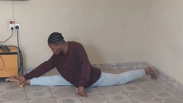 Foto of Tosin Olumade as im dey warm up for im performance. 