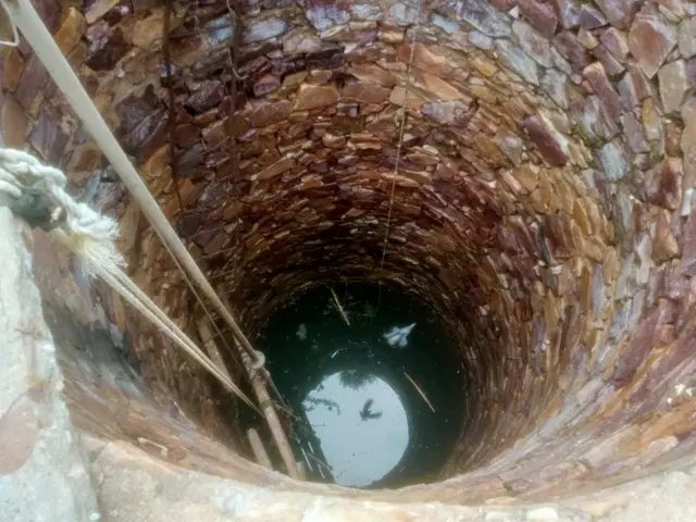 युवती का शव गांव से आठ किलोमीटर दूर इसी कुएं से बरामद किया गया.